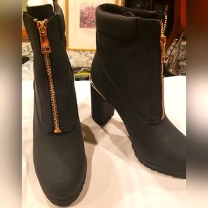 Women zip up boots.
